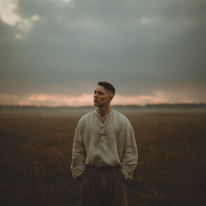 Камень и река