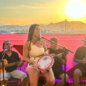 Coisa de Pele / Lucidez / Ja É / Será Que É Amor / Problema Emocional / Brilho no Olhar / Eternamente Feliz / Para de Pirraça / Tchau e Bença / Derê / O Show Tem Que Continuar (Ao Vivo)