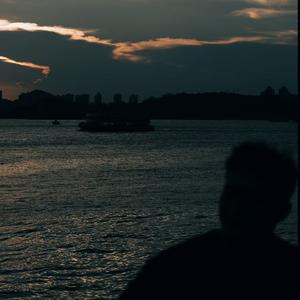 你撑着一把小小的油纸伞