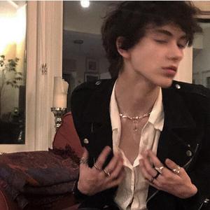 高架桥 雨夜 迈巴赫