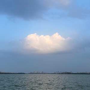 坐在云朵下的湖边