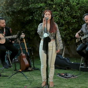 ...¿Hablar de la Canción? Sí, Cierto (En Vivo)