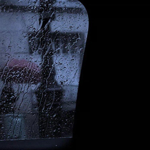 雨中竟不知爱谁！