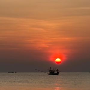 คนที่นั่งอ่านโลกเงียบๆ