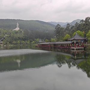 岸两旁