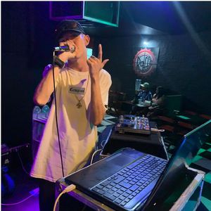 BALANÇA A GLOCK COM PENTÃO DE ROBOCOPE