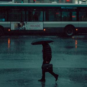 公交车窗外的雨