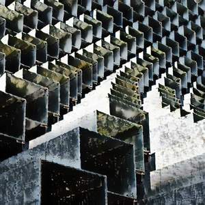 strange tidal waves in the blue and green lake