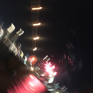 夜の高速道路を走る、都会的で疾走感のあるEDM