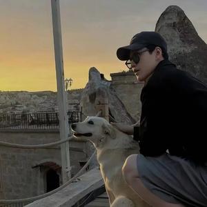 被自己西装照刷到了