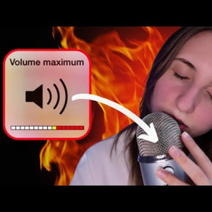 Frotte Une Espèce De Boule Anti-Stress Contre Le Micro