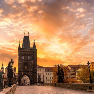 我就在这样的夜遇上你  词曲：唐晓光  演唱：陈 昕