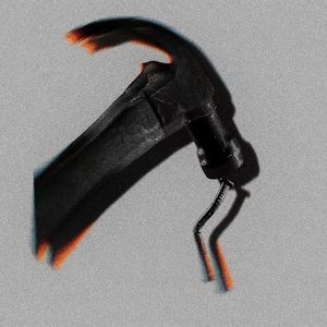 我咽下一枚铁做的月亮