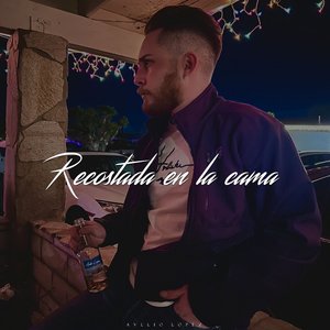 Recostada en la cama