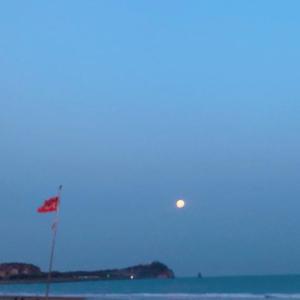 月亮出现在石老人上面