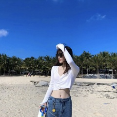 手牵手一起走在幸福的大街