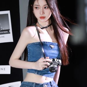 笔落宣纸晕开墨痕