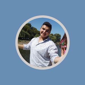 Utcasarkon sír egy kisgyerek