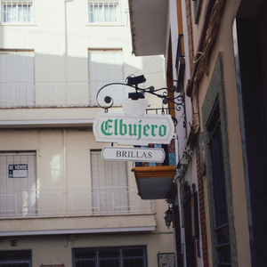 Brillas (feat. Marta Delas)