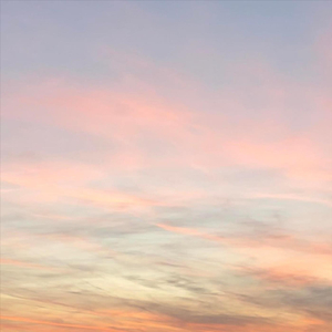 空に浮かぶ桃色の雲