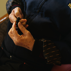 皱巴巴世界里的鲜花