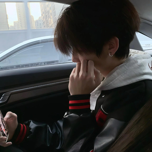 小路蜿蜒向远方山脉