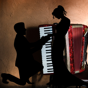 Toarna In Pahar Si Mai Canta Lautar