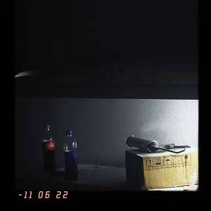 那天，我们背着吉他，何六喝多了，说他还爱着她，毫无章法。