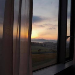 朝焼けの窓