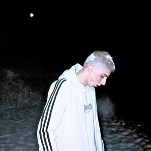 MÁ HLAVA (feat. aydrnn)