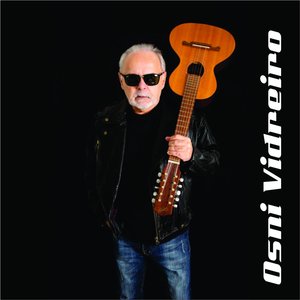 Um Velho Roqueiro Com Uma Viola Na Mão