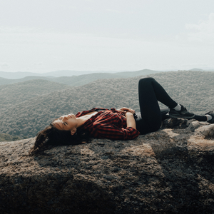 เธออยู่กับใครใช่หรือเปล่า