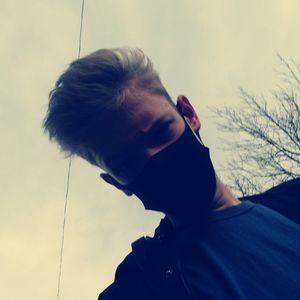 Руки на стол