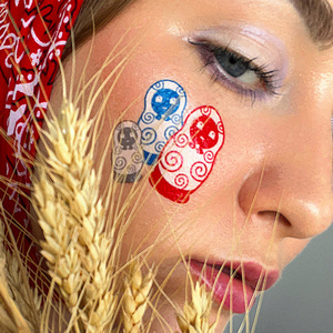 Гордой походкой