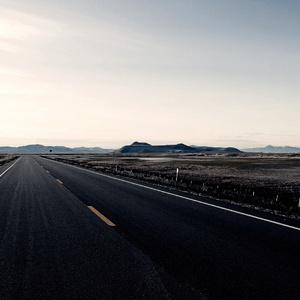 沿着前方一直开，我离你越来越远