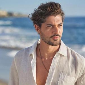 Dil-e-Bekhabar (feat. Madirā)