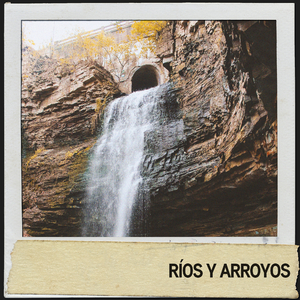 Agua moviéndose a través de la cueva