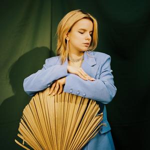 而且擅长楹联巧对