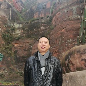 并肩走过的兄弟