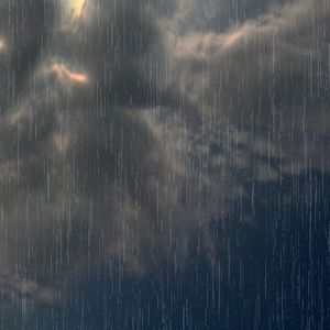 代赭色の曇り空から