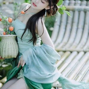 瓷杯斟茶温润如玉