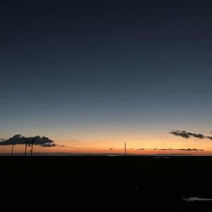 我和你站在月光下都不说话