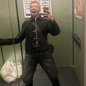 《街头的孤独流浪》