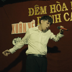 Ngự ở trên tường