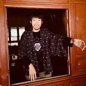 露珠和月凝在青石阶上