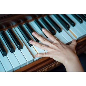 Целует клавиши прелестная рука