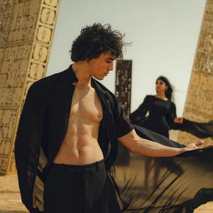 Işıltılı Bir Yalnızlıkta Parlıyorsun