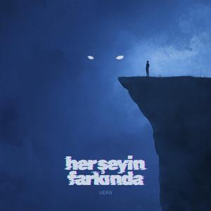 her şeyin farkında