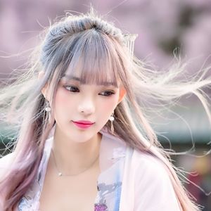 玻璃幕墙反射着空窗