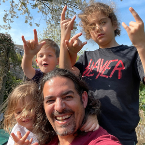 Olifantje in het metal bos